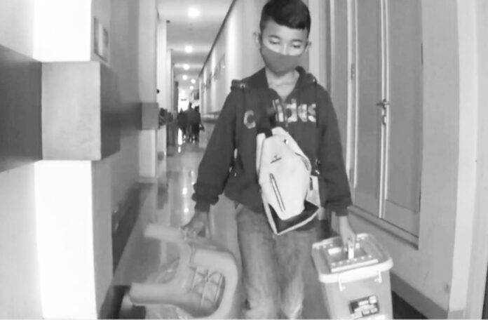 (Foto: Ist) Kiano saat menjajakan dagangannya di area perkantoran Among Tani Kota Batu.