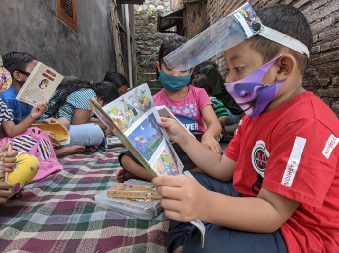 Antusias anak-anak dan warga RW 2, Bumiayu saat pelaksanaan Program Baling Bambu