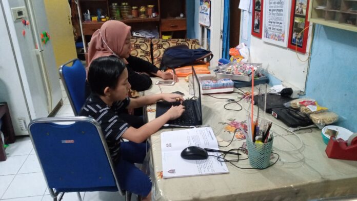 Foto : Wahyu Setiawan-IP Salah satu ABK sedang belajar di dampingi oleh Shadownya Foto : Wahyu Setiawan-IP Salah satu ABK sedang belajar di dampingi oleh Shadownya