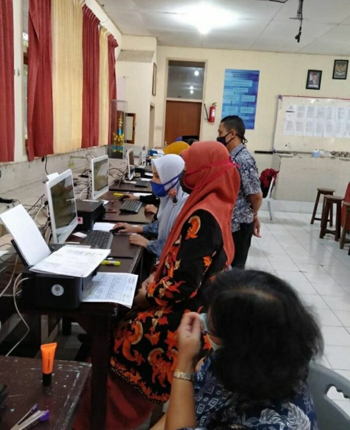 Foto : Doi Nuri - IP Guru SMP Negeri 2 Batu tetap melakukan aktivitas meski dalam pandemi covid-19, dengan tetap menerapkan protokol kesehatan.