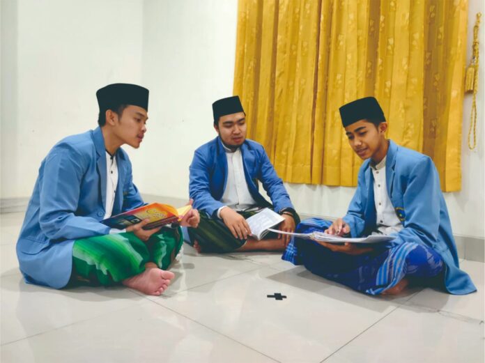 (Foto : Ist-IP) Santri Al Hikam yang menjadi anggota Inkubator Prestasi sedang berdiskusi.