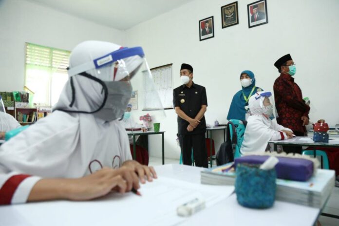 2021-03-22-gubri-tinjau-pelaksanaan-belajar-tatap-muka-terbatas-madrasah-di-pekanbaru