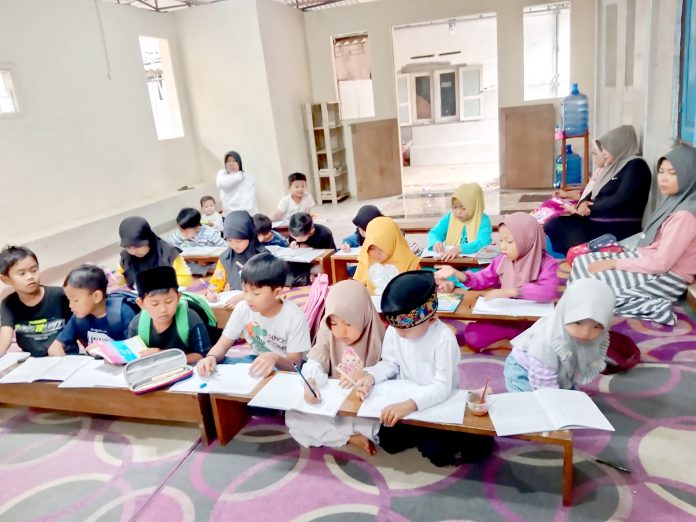 EDU 7 - Suasana di Pusat Kegiatan Belajar Talang Suko - Copy