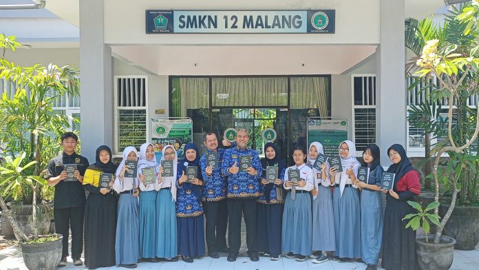 EDU 7 - murid dan buku