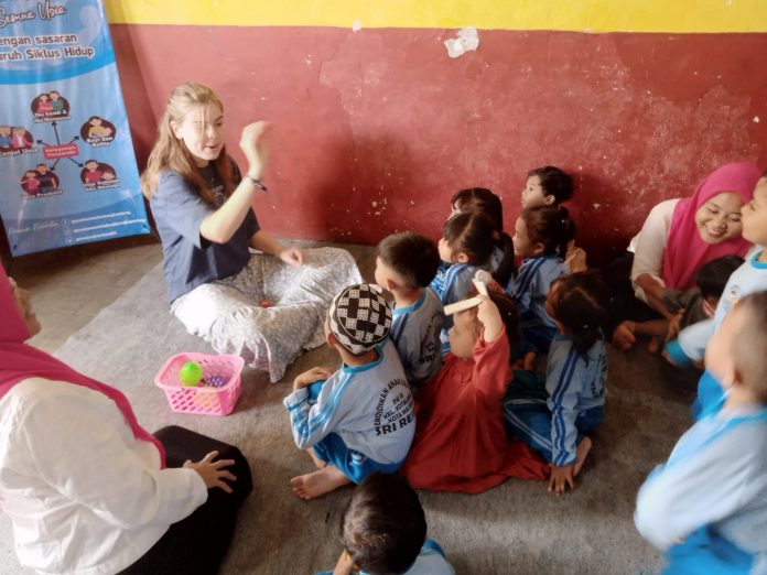 Relawan Belanda bersama anak-ank