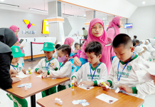 Siswa-siswi RA Muslimat NU 21 Mengenal Cara Mengirim Surat di Kantor Pos