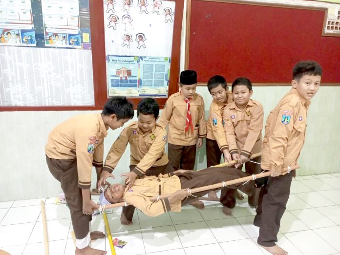 CVR BLK - Praktek Pertolongan Pertama dengan Tandu Pertolongan