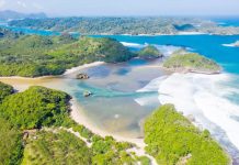 Pantai Teluk Asmara Raja Ampat-nya Malang yang Menawan