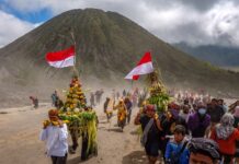 Kasada, Ketika Persembahan Suku Tengger Menyatu dengan Kawah Bromo